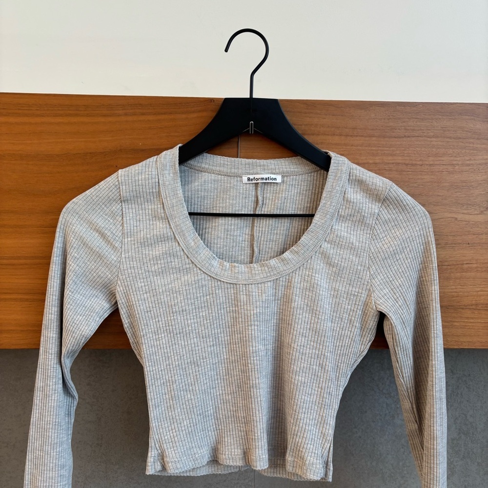 Reformation Gray Ribbed Long Sleeve Crop Top, Size XS - Picture 2 of 7